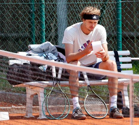 25.04.2022, BMW Open, MTTC Iphitos Muenchen, Tennis. im Bild: Alexander Zverev passt sich die Nase mit Klo Papier