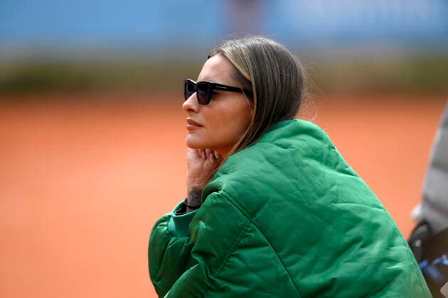 25.04.2022, Tennis Herren ATP, Tennis Herren Tour, BMW-Open Muenchen auf der Iphitos-Tennisanlage, Alexander Sascha Zverev (GER) trainiert am Nebenplatz, seine Freundin Sophia Thomalla beobachtet ihn von seiner Spielerbank aus.