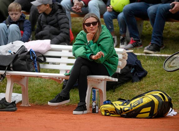 25.04.2022, Tennis Herren ATP, Tennis Herren Tour, BMW-Open Muenchen auf der Iphitos-Tennisanlage, Alexander Sascha Zverev (GER) trainiert am Nebenplatz, seine Freundin Sophia Thomalla beobachtet ihn von seiner Spielerbank aus.