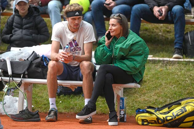Sport Bilder des Tages 25.04.2022, Tennis Herren ATP, Tennis Herren Tour, BMW-Open Muenchen auf der Iphitos-Tennisanlage, Alexander Sascha Zverev (GER) trainiert am Nebenplatz, seine Freundin Sophia Thomalla (re) begleitet ihn, und ist auch in seinen Pausen immer an seiner Seite. Ab und zu telefonierend.