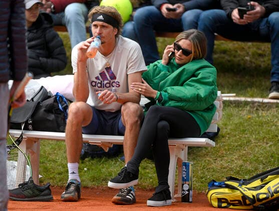 25.04.2022, Tennis Herren ATP, Tennis Herren Tour, BMW-Open Muenchen auf der Iphitos-Tennisanlage, Alexander Sascha Zverev (GER) trainiert am Nebenplatz, seine Freundin Sophia Thomalla (re) begleitet ihn, und ist auch in seinen Pausen immer an seiner Seite. Ab und zu telefonierend und zaertlich ueber den Arm streichelnd.