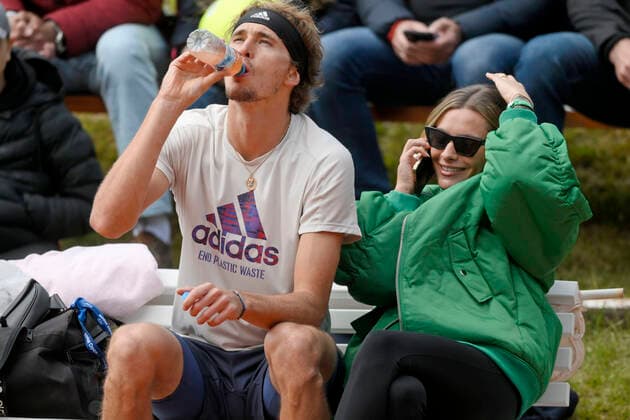 25.04.2022, Tennis Herren ATP, Tennis Herren Tour, BMW-Open Muenchen auf der Iphitos-Tennisanlage, Alexander Sascha Zverev (GER) trainiert am Nebenplatz, seine Freundin Sophia Thomalla (re) begleitet ihn, und ist auch in seinen Pausen immer an seiner Seite. Ab und zu telefonierend.