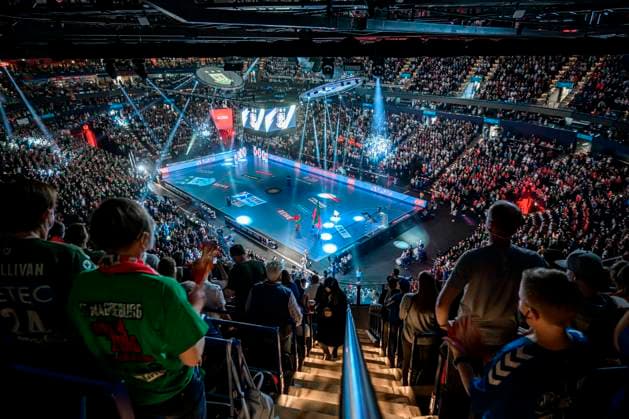 Hamburg, Deutschland 24. April 2022: Handball DHB-Pokal - 21 22 - Finale - THW Kiel vs. SC Magdeburg Übersicht Barclays Arena, Innenansicht, Feature-Bild mit Zuschauern Hamburg Barclays Arena Hamburg Deutschland