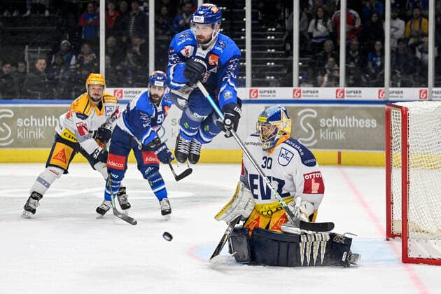 Bilder des Jahres 2022, Sport 04 April Sport Themen der Woche KW17 Sport Bilder des Tages Marcus Krueger, ZSC, re. Torhueter Leonardo Genoni, EVZ, hi. Topscorer Jan Kovar, EVZ, Justin Azevedo, ZSC, ZSC Lions - EV Zug, National League, Eishockey, 25.04.2022 *** Marcus Krueger, ZSC, re Goalkeeper Leonardo Genoni, EVZ, hi Topscorer Jan Kovar, EVZ, Justin Azevedo, ZSC, ZSC Lions EV Zug, National League, Ice Hockey, 25 04 2022 