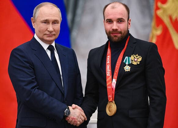 Russia Putin Olympic Athletes 8175939 26.04.2022 Russian President Vladimir Putin shakes hands with Olympic champion in cross-country skiing Alexey Chervotkin during a state awards ceremony for Russian athletes - gold medalists of the 2022 Beijing Olympic Winter games, Winterspiele,Spiele, Summer games at the Kremlin in Moscow, Russia. Vladimir Astapkovich Sputnik Moscow Russia  Copyright: xVladimirxAstapkovichx