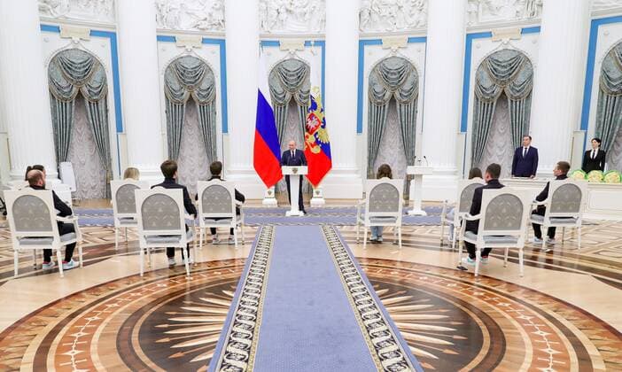 Russia Putin Olympic Athletes 8175993 26.04.2022 Russian President Vladimir Putin delivers a speech during a state awards ceremony for Russian athletes - gold medalists of the 2022 Beijing Olympic Winter games, Winterspiele,Spiele, Summer games at the Kremlin in Moscow, Russia. Mikhail Klimentyev Sputnik Moscow Russia  Copyright: xMikhailxKlimentyevx
