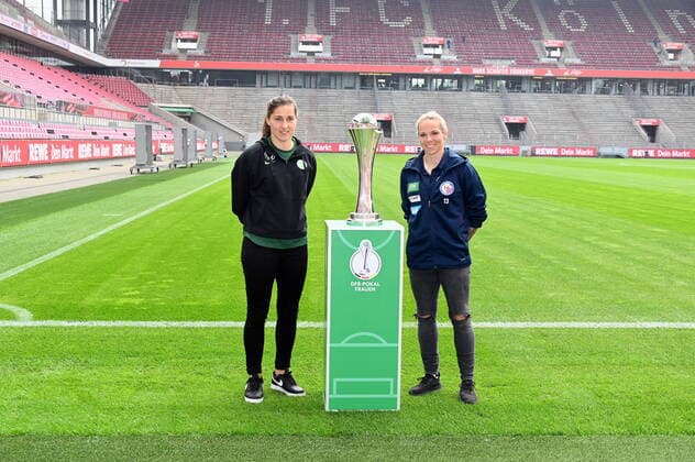 Sport Themen der Woche KW17 Sport Bilder des Tages Die Fussballspielerin Lisa Weiss ( VfL Wolfsburg ) und Isabel Kerschowski ( Turbine Potsdam ) , l-r, posieren mit Pokal beim Pressetermin zum DFB Pokalfinale der Frauen zwischen dem VfL Wolfsburg und Turbine Potsdam das am 28.05.2022 im Kölner RheinEnergie stattfindet. Nordrhein-Westfalen Deutschland *** The football player Lisa Weiss VfL Wolfsburg and Isabel Kerschowski Turbine Potsdam , l r, pose with cup at the press event for the DFB Cup final of the women between the VfL Wolfsburg and Turbine Potsdam which takes place on 28 05 2022 in Cologne RheinEnergie North Rhine Westphalia Germany Copyright: xHorstxGaluschkax