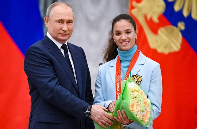 Russia Putin Olympic Medalists 8176075 26.04.2022 Russian President Vladimir Putin poses for a photo with Olympic champion in cross-country skiing Veronika Stepanova during a state awards ceremony for Russian athletes - gold medalists of the 2022 Beijing Olympic Winter games, Winterspiele,Spiele, Summer games at the Kremlin in Moscow, Russia. Vladimir Astapkovich Sputnik Moscow Russia  Copyright: xVladimirxAstapkovichx