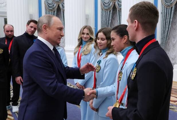 Russia Putin Olympic Medalists 8176114 26.04.2022 Russian President Vladimir Putin greets Russia s athletes - gold medalists of the 2022 Beijing Olympic Winter games, Winterspiele,Spiele, Summer games during a state awards ceremony at the Kremlin in Moscow, Russia. Mikhail Klimentyev Sputnik Moscow Russia  Copyright: xMikhailxKlimentyevx