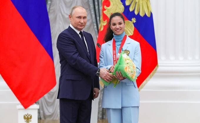 Russia Putin Olympic Medalists 8176155 26.04.2022 Russian President Vladimir Putin poses for a photo with Olympic champion in cross-country skiing Veronika Stepanova during a state awards ceremony for Russian athletes - gold medalists of the 2022 Beijing Olympic Winter games, Winterspiele,Spiele, Summer games at the Kremlin in Moscow, Russia. Mikhail Klimentyev Sputnik Moscow Russia  Copyright: xMikhailxKlimentyevx