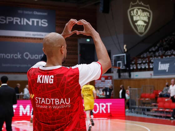 Sport Themen der Woche KW17 Sport Bilder des Tages 26.04.2022, Basketball, BBL, s.Oliver Wuerzburg - MHP Riesen Ludwigsburg, GER, Wuerzburg, Tectake Arena Bild: v. li. Ehrung Alex King (s.Oliver Wuerzburg) fuer sein letztes Heimspiel und als Rekordspieler der BBL *** 26 04 2022, Basketball, BBL, s Oliver Wuerzburg MHP Riesen Ludwigsburg, GER, Wuerzburg, Tectake Arena picture from left honoring Alex King s Oliver Wuerzburg for his last home game and as record player of the BBL. Copyright: HMBxMedia xHeikoxBecker