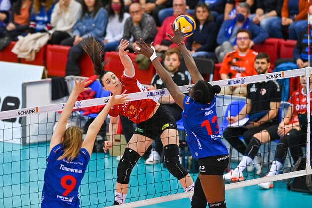 Sport Themen der Woche KW17 Sport Bilder des Tages VBL Playoff-Finale 01 Allianz MTV Stuttgart-SC Potsdam 26.04.22 Allianz MTV Stuttgart, Volleyball, Damen, Saison 2021 22, (in Blau), gegen SC Potsdam (in Rot), Playoff, Finale, Spiel 1, Anett Nemeth im Angriff gegen 9 Eline Timmermann und 13 Krystal Rivers, *** VBL Playoff Final 01 Allianz MTV Stuttgart SC Potsdam 26 04 22 Allianz MTV Stuttgart, volleyball, women, season 2021 22, in blue , against SC Potsdam in red , playoff, final, game 1, Anett Nemeth attacking against 9 Eline Timmermann and 13 Krystal Rivers, Copyright: xBEAUTIFULxSPORTS TomxBlochx