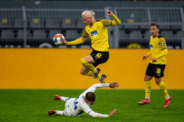 Sport Themen der Woche KW17 Fußball: Benefizspiel, Borussia Dortmund - Dinamo Kiev am 26.04.2022 im Signal-Iduna-Park in Dortmund (Nordrhein-Westfalen). Dortmund™s Kolbeinn Birgir Finnsson im Zweikampf DFL REGULATIONS PROHIBIT ANY USE OF PHOTOGRAPHS AS IMAGE SEQUENCES AND OR QUASI-VIDEO. *** Soccer charity match, Borussia Dortmund Dinamo Kiev on 26 04 2022 at Signal Iduna Park in Dortmund North Rhine Westphalia Dortmund™s Kolbeinn Birgir Finnsson in duel DFL REGULATES PROHIBIT ANY USE OF PHOTOGRAPHS AS IMAGE SEQUENCES AND OR QUASI VIDEO Copyright: xChristopherxNeundorfx