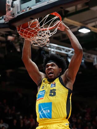 Sport Themen der Woche KW17 Sport Bilder des Tages 26.04.2022, Basketball, BBL, s.Oliver Wuerzburg - MHP Riesen Ludwigsburg, GER, Wuerzburg, Tectake Arena Bild: v. li. Justin Simon (MHP RIESEN), mit einem Dunk *** 26 04 2022, Basketball, BBL, s Oliver Wuerzburg MHP Riesen Ludwigsburg, GER, Wuerzburg, Tectake Arena picture from left Justin Simon MHP RIESEN , with a dunk Copyright: HMBxMedia xHeikoxBecker