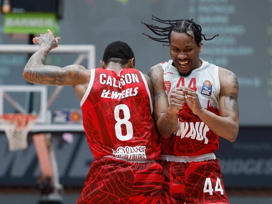 Bilder des Jahres 2022, Sport 04 April Sport Themen der Woche KW17 26.04.2022, Basketball, BBL, s.Oliver Wuerzburg - MHP Riesen Ludwigsburg, GER, Wuerzburg, Tectake Arena Bild: v. li. Charles Callison (s.Oliver Wuerzburg) und William Buford (s.Oliver Wuerzburg), freuen *** 26 04 2022, basketball, BBL, s Oliver Wuerzburg MHP Riesen Ludwigsburg, GER, Wuerzburg, Tectake Arena picture from left Charles Callison s Oliver Wuerzburg and William Buford s Oliver Wuerzburg , look forward to Copyright: HMBxMedia xHeikoxBecker