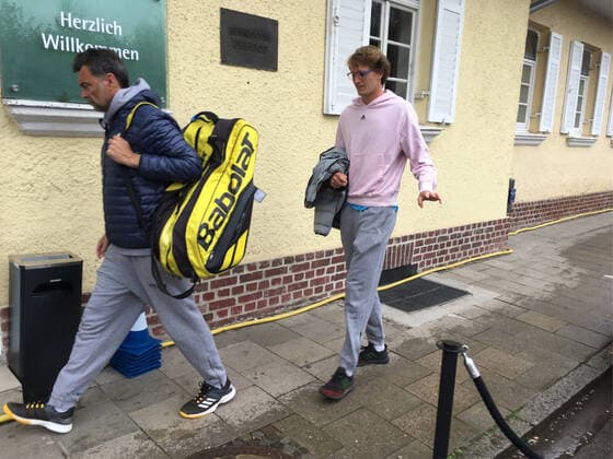 Alexander Zverev und sein Trainer Sergi Bruguera auf dem Weg zum Training, ins Clubhaus Tennis BMW Open by American Express 2022 26.04.2022 FOTO: Mladen Lackovic LakoPress