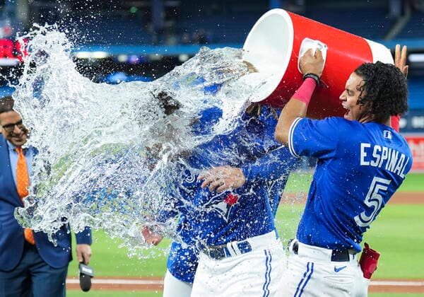 Sport Themen der Woche KW17 Sport Bilder des Tages April 26, 2022, TORONTO, ON, CANADA: Toronto Blue Jays centre fielder George Springer (4) reacts after getting ice cold water dumped on him from Toronto Blue Jays second baseman Santiago Espinal (5) and designated hitter Vladimir Guerrero Jr. (27) after defeating the Boston Red Sox during tenth inning American League MLB, Baseball Herren, USA baseball action in Toronto on Tuesday, April 26, 2022. Canada News - April 26, 2022  - ZUMAc35_ 20220426_zaf_c35_158 Copyright: xNathanxDenettex