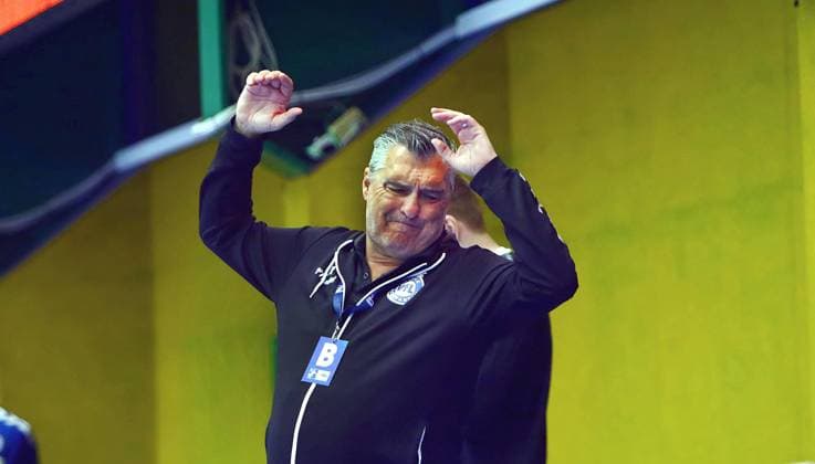 Enttäuschung nach dem Schlusspfiff bei Trainer Michael Roth (Lübeck) Handball 2.Liga 2021 22 EHV Aue - VfL Lübeck-Schwartau 26:23 am 26.4.2022 Handball 2.Liga 2021 22 EHV Aue - VfL Lübeck-Schwartau 26:23 am 26.4.2022 EHV Aue - VfL Lübeck-Schwarteu