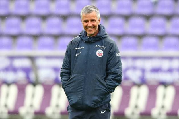 24.04.2022, xtgx, Fussball 2. Bundesliga, FC Erzgebirge Aue - FC Hansa Rostock emspor, v.l. Jens Haertel (Rostock, Trainer) lacht, laechelt, positiv, zufrieden (DFL DFB REGULATIONS PROHIBIT ANY USE OF PHOTOGRAPHS as IMAGE SEQUENCES and or QUASI-VIDEO) Aue