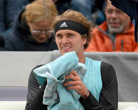 27.04.2022, Tennis Herren ATP, Tennis Herren Tour, BMW-Open München 2022 auf der Iphitos-Tennisanlage, Alexander Zverev (GER) nachdenklich