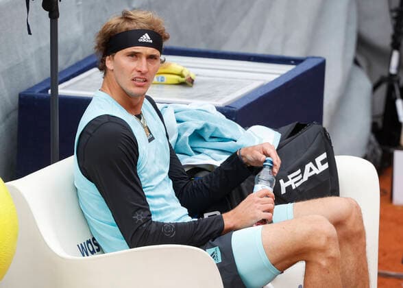 Alexander Zverev (GER) sitzt auf der Bank waehrend der Spielpause Tennis - BMW Open 2022 - ATP, Tennis Herren - MTTC Iphitos - Munich - - Germany - 27 April 2022. Copyright: xJuergenxHasenkopfx