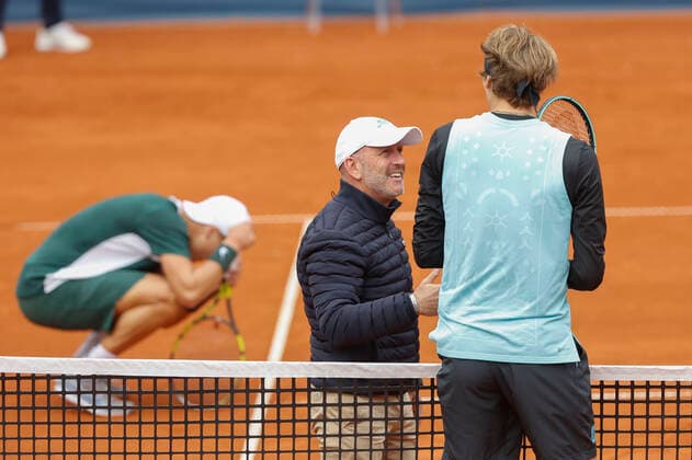 Alexander Zverev (GER) dikutiert mit Schiedsrichter Fergus Murphy Tennis - BMW Open 2022 - ATP, Tennis Herren - MTTC Iphitos - Munich - - Germany - 27 April 2022. Copyright: xJuergenxHasenkopfx