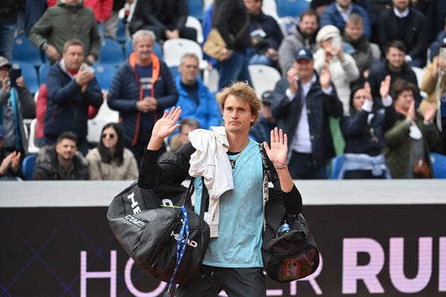 Alexander ZVEREV (GER) nach seinem Ausscheiden,Niederlage,Abgang, Enttaeuschung,Frust,enttaeuscht, frustriert,niedergeschlagen,Niederlage, Ausscheiden. Aktion,Einzelbild,angeschnittenes Einzelmotiv,Halbfigur,halbe Figur. Tennis BMW Open 2022 am 27.04.2022 in Muenchen.