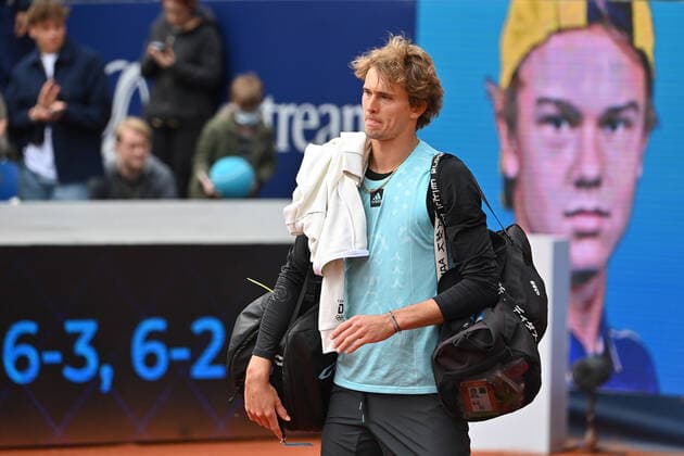 Alexander ZVEREV (GER) nach seinem Ausscheiden,Niederlage gegen Holger RUNE (DEN),Abgang, Enttaeuschung,Frust,enttaeuscht, frustriert,niedergeschlagen,Niederlage, Ausscheiden. Aktion,Einzelbild,angeschnittenes Einzelmotiv,Halbfigur,halbe Figur. Tennis BMW Open 2022 am 27.04.2022 in Muenchen.