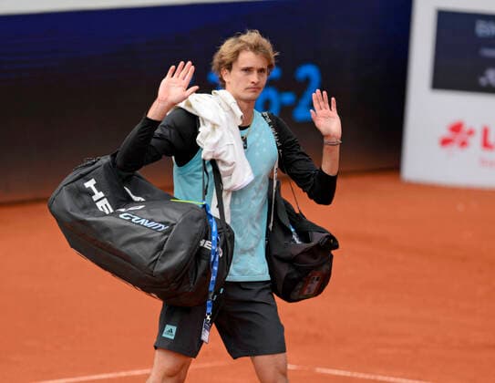 Sport Bilder des Tages 27.04.2022, Tennis Herren ATP, Tennis Herren Tour, BMW-Open München 2022 auf der Iphitos-Tennisanlage, Alexander Zverev (GER) verliert auf dem Centercourt sein Erstrunden-Match gegen Holger Rune (Dänemark) und geht frustriert und mit entschuldigender Geste an die Zuschauer vom Platz.