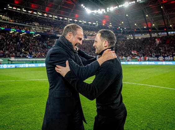 Leipzigs Geschaeftsfuehrer Oliver Mintzlaff und Cheftrainer Trainer Coach Domenico Tedesco jubeln nach dem Schlusspfiff. Fussball DFB-Pokal, Halbfinale: RB Leipzig - 1. FC Union Berlin 2:1. 20. April 2022: Leipzig (Sachsen), Red Bull Arena. RB Leipzig - 1. FC Union Berlin 2:1