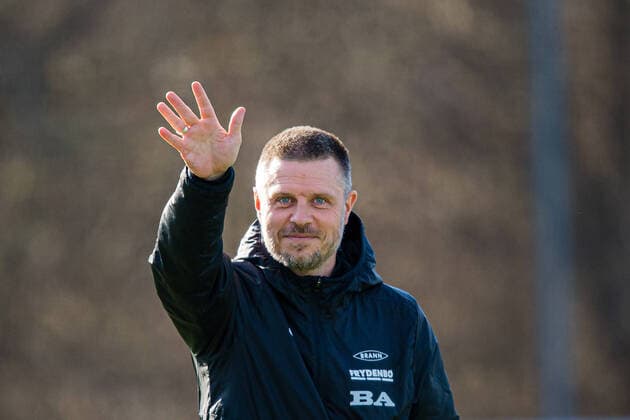 220427 Alexander Straus, head coach of Brann, ahead of the Toppserien football match between Lyn and Brann on April 27, 2022 in Oslo. Photo: Marius Simensen BILDBYRAN Cop 238 bbeng brann dam football fotball fotboll lyn skb tfk toppserien Copyright: MARIUSxSIMENSEN BB220427BB301