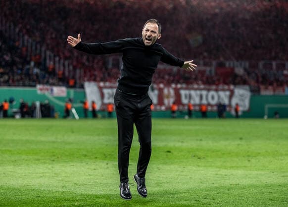 Leipzigs Cheftrainer Trainer Coach Domenico Tedesco jubelt nach dem Treffer zum 2:1 durch Emil Forsberg. Fussball DFB-Pokal, Halbfinale: RB Leipzig - 1. FC Union Berlin 2:1. 20. April 2022: Leipzig (Sachsen), Red Bull Arena. RB Leipzig - 1. FC Union Berlin 2:1