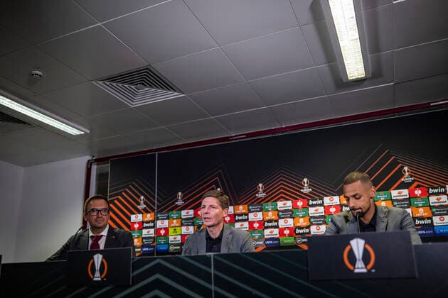 27.04.2022, xkvx, Fussball UEFA Europa League, Eintracht Frankfurt - Pressekonferenz emspor, v.l. Pressesprecher Bartosz Niedzwiedzki (Eintracht Eintracht Frankfurt), Trainer Oliver Glasner (Eintracht Frankfurt), Djibril Sow (Eintracht Frankfurt) (DFL DFB REGULATIONS PROHIBIT ANY USE OF PHOTOGRAPHS as IMAGE SEQUENCES and or QUASI-VIDEO) London