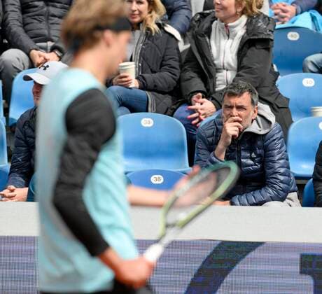 27.04.2022, Tennis Herren ATP, Tennis Herren Tour, BMW-Open München 2022 auf der Iphitos-Tennisanlage, Alexander Zverev (im Bild vorne, GER) verliert auf dem Centercourt sein Erstrunden-Match gegen Holger Rune (Dänemark), sein Trainer Sergi Brugera (hinten, ESP) kann nur ratlos am Rand des Courts zusehen.