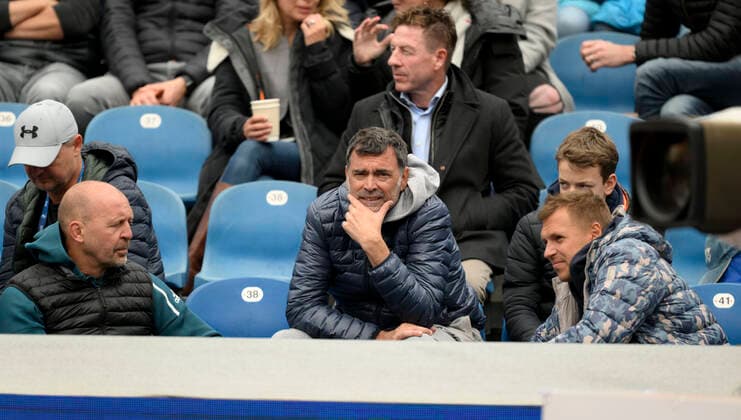 27.04.2022, Tennis Herren ATP, Tennis Herren Tour, BMW-Open München 2022 auf der Iphitos-Tennisanlage, Alexander Zverev (GER) spielt auf dem Centercourt sein Erstrunden-Match gegen Holger Rune (Dänemark), seine Trainer-Entourage ist Ratlos, mitte: Trainer Sergi Brugera (ESP).