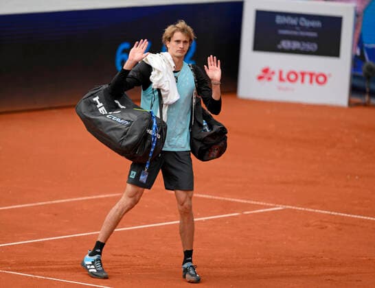 27.04.2022, Tennis Herren ATP, Tennis Herren Tour, BMW-Open München 2022 auf der Iphitos-Tennisanlage, Alexander Zverev (GER) verliert auf dem Centercourt sein Erstrunden-Match gegen Holger Rune (Dänemark) und geht frustriert und mit entschuldigender Geste an die Zuschauer vom Platz.