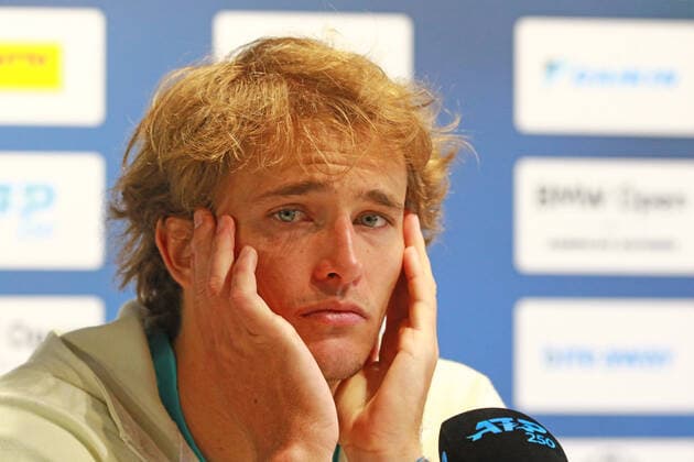 Sport Themen der Woche KW17 Sport Bilder des Tages Alexander Zverev (GER) bei der Pressekonferenz, nach der Niederlage gegen Holger Rune (DEN) Verzweifelt, Verzweiflung, Frust, frustriert, Tennis BMW Open by American Express 2022 27.04.2022 FOTO: Mladen Lackovic LakoPress *** Alexander Zverev GER at the press conference, after losing to Holger Rune DEN Despair, despair, frustration, frustrated, tennis BMW Open by American Express 2022 27 04 2022 PHOTO Mladen Lackovic LakoPress
