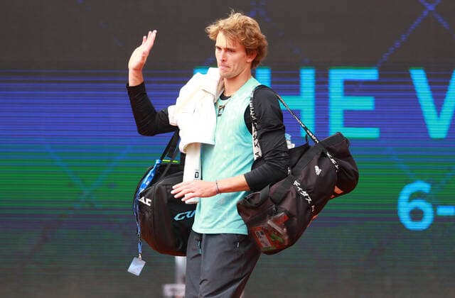 Alexander Zverev (GER) verabschiedet sich nach der Niederlage gegen Holger Rune (DEN) Verzweifelt, Verzweiflung, Frust, frustriert Tennis BMW Open by American Express 2022 27.04.2022 FOTO: Mladen Lackovic LakoPress
