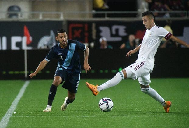 Mexico s Roberto Alvarado (R) in action against Guatemala s Cristian Jimenez, during a friendly match at Camping World Stadium in Orlando, Florida, USA, 27 April 2022. Mexico - Guatemala !ACHTUNG: NUR REDAKTIONELLE NUTZUNG!  Copyright: xGerardoxMorax AME4657 20220428-5615f2cdb1b63c2f17d7aac5cbfa149774a1f8c0