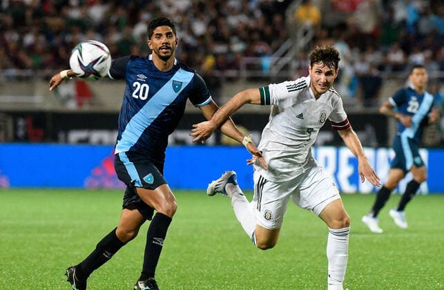 Mexico s Santiago Gimenez (R) in action against Guatemala s Gerardo Gordillo, during a friendly match at Camping World Stadium in Orlando, Florida, USA, 27 April 2022. Mexico - Guatemala !ACHTUNG: NUR REDAKTIONELLE NUTZUNG!  Copyright: xGerardoxMorax AME4691 20220428-c2f305dc1adc3aa72add07d0d9f05727e83db195