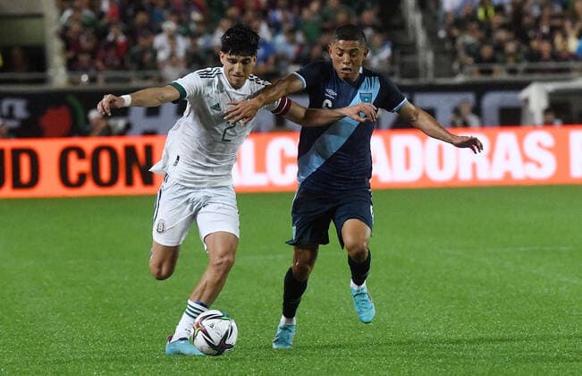 Mexico s Kevin Alvarez (L) in action against Guatemala s Carlos Mejia, during a friendly match at Camping World Stadium in Orlando, Florida, USA, 27 April 2022. Mexico - Guatemala !ACHTUNG: NUR REDAKTIONELLE NUTZUNG!  Copyright: xGerardoxMorax AME4699 20220428-57480df366db3d011fcdb4530ef38cbcda23fd17