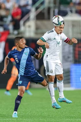 April 27, 2022: Mexico defender ERICK GERMAIN AGUIRRE TAFOLLA (14) gets a header against Guatemala midfielder CARLOS MEJIA (6) during the Mextour Mexico vs Guatemala match at Camping World Stadium in Orlando, Fl on April 27, 2022. - ZUMAk149 20220427_zsp_k149_004 Copyright: xCoryxKnowltonx