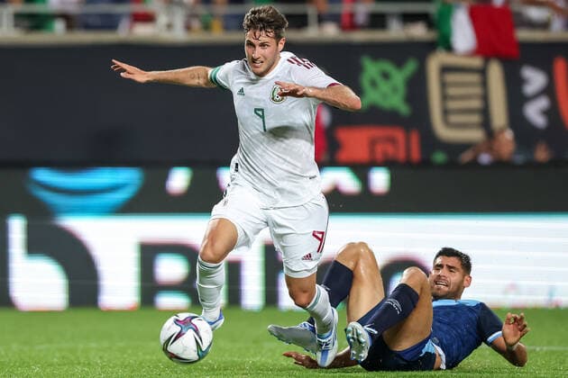 April 27, 2022: Mexico forward SANTIAGO TOMAS GIMENEZ (9) competes for the ball against Guatemala defender JOSE PINTO (4) during the Mextour Mexico vs Guatemala match at Camping World Stadium in Orlando, Fl on April 27, 2022. - ZUMAk149 20220427_zsp_k149_012 Copyright: xCoryxKnowltonx