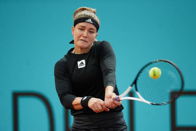 (220428) -- MADRID, April 28, 2022 -- Karolina Muchova of the Czech Republic returns the ball during the women s singles 1st round match against Zheng Qinwen of China at Madrid Open in Madrid, Spain, April 28, 2022. ) (SP)SPAIN-MADRID-TENNIS-MUTUA MADRID OPEN MengxDingbo 