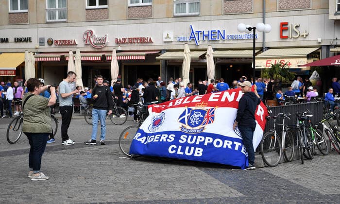 Fussball, Herren, Saison 2021 2022, Europa League (Halbfinale, Hinspiel), RB Leipzig - Glasgow Rangers, Fans von Glasgow vor dem Spiel in der Leipziger Innenstadt, 28.04. 2022, Copyright: xSebastianxRäppold MatthiasxKochx