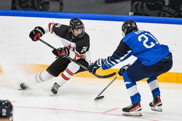 IIHF Ice hockey, Eishockey U18 World Championship, WM, Weltmeisterschaft 2022, Finnland (FIN) vs Kanada (CAN) 28.04.2022, Erdgas Schwaben Arena, Kaufbeuren, IIHF Ice Hockey U18 World Championship 2022, Finnland (FIN) vs Kanada (CAN), im Bild Rieger Lorenz (CAN, 24), Samu Bau (FIN, 21)
