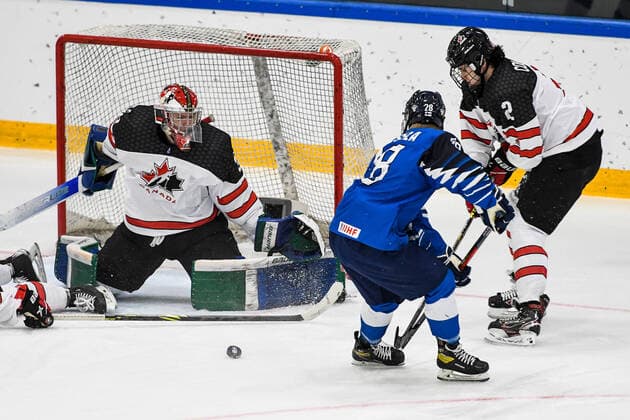 IIHF Ice hockey, Eishockey U18 World Championship, WM, Weltmeisterschaft 2022, Finnland (FIN) vs Kanada (CAN) 28.04.2022, Erdgas Schwaben Arena, Kaufbeuren, IIHF Ice Hockey U18 World Championship 2022, Finnland (FIN) vs Kanada (CAN), im Bild Reid Dyck (CAN, 30), Jere Lassila (FIN, 28), Nolan Collins (CAN, 2)