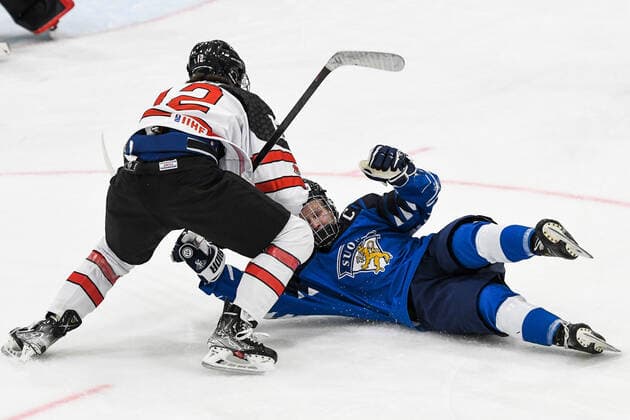 IIHF Ice hockey, Eishockey U18 World Championship, WM, Weltmeisterschaft 2022, Finnland (FIN) vs Kanada (CAN) 28.04.2022, Erdgas Schwaben Arena, Kaufbeuren, IIHF Ice Hockey U18 World Championship 2022, Finnland (FIN) vs Kanada (CAN), im Bild Josh Filmon (CAN, 12), Jere Lassila (FIN, 28)