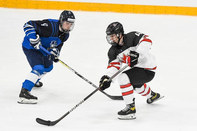 IIHF Ice hockey, Eishockey U18 World Championship, WM, Weltmeisterschaft 2022, Finnland (FIN) vs Kanada (CAN) 28.04.2022, Erdgas Schwaben Arena, Kaufbeuren, IIHF Ice Hockey U18 World Championship 2022, Finnland (FIN) vs Kanada (CAN), im Bild Elmeri Laakso (FIN, 4), Michael Mastrodomenico (CAN, 4)