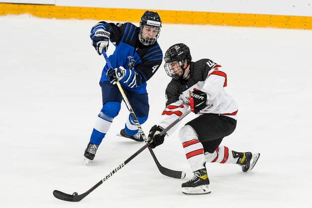 IIHF Ice hockey, Eishockey U18 World Championship, WM, Weltmeisterschaft 2022, Finnland (FIN) vs Kanada (CAN) 28.04.2022, Erdgas Schwaben Arena, Kaufbeuren, IIHF Ice Hockey U18 World Championship 2022, Finnland (FIN) vs Kanada (CAN), im Bild Elmeri Laakso (FIN, 4), Michael Mastrodomenico (CAN, 4)